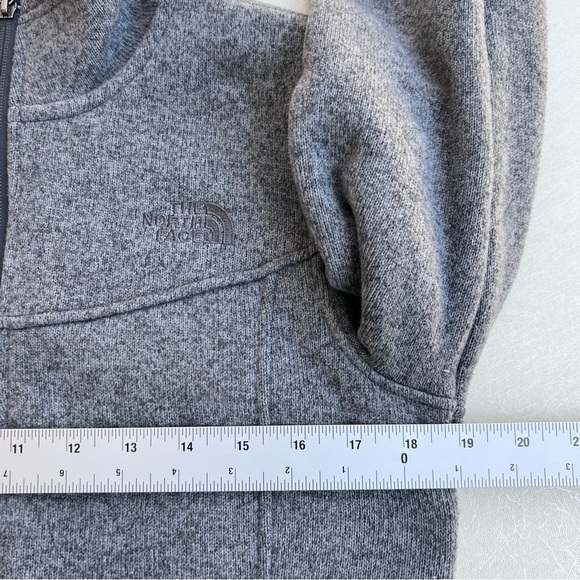 The North Face Maggy Gray Fleece
Pullover Quarter-Zip Sweater Women’s Size M - Picture 6 of 8